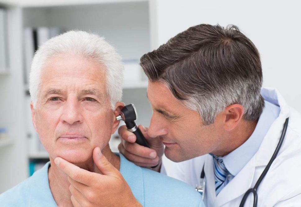 老人怎么配助聽器？去醫院還是聽力中心？
